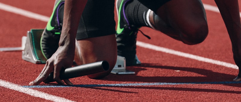 NBA季后赛湖人队与勇士队球员篮下对抗特写