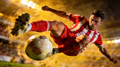 足球运动员倒挂金钩射门的精彩瞬间特写